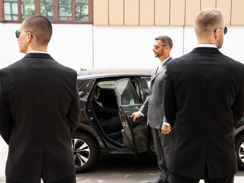 Mann bedient Autotüre für Fahrgast